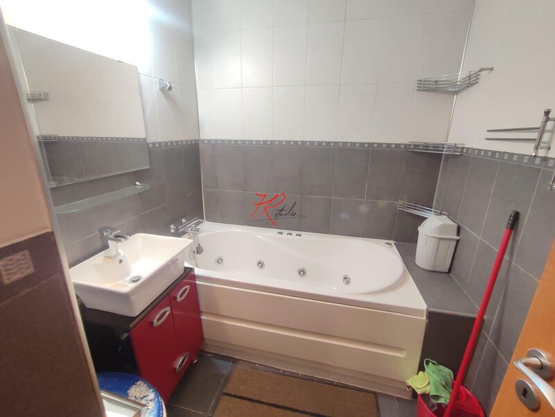 Tei, vanzare apartament 3 camere, renovat, cu centrala